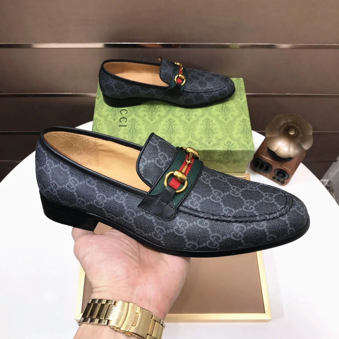 Men's shoes💰500💰Italy's top luxury men's shoe giant (GUCCI) (Gucci) (full cowhide lining) new arrival🍃Original European style🔰 Pleasant to the eye😍In order to make the shoes more durable and non-deformable🌀The production continues to follow traditional methods but there is still no lack of innovation💪Choose original sheepskin for the leather♻️ Smooth and natural And extra bright ⭐Made of imported cowhide, the first choice of rich people 38-45 (45 customized)